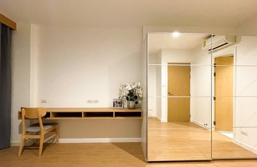 Phaya Thai House | Bright and Spacious Room at Aree, local hipster area of Bangkok