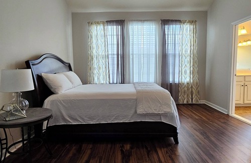 Stafford House | Bright and Spacious Townhome, Great for Families & Professionals