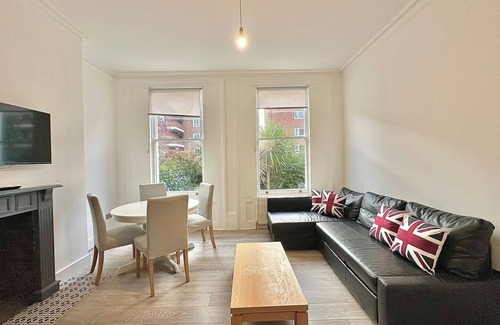 Stockwell Apartment | Bright and Stylish Apartment in Stockwell Comfortable in a Great Location