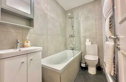 Stockwell Apartment | Bright and Stylish Apartment in Stockwell Comfortable in a Great Location
