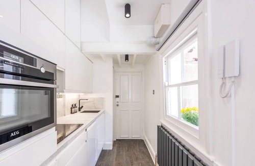 Warwick Apartment | Bright and stylish flat in Central London