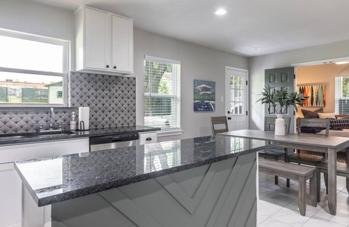 Dallas House | Bright and Stylish Home - 10 Min to Downtown!