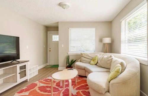 Riverside House | Bright and trendy, newly-renovated duplex in walkable Riverside