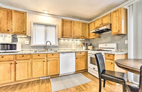 Allen House | Bright Ann Arbor Home w/Yard, 3 Mi to U of M