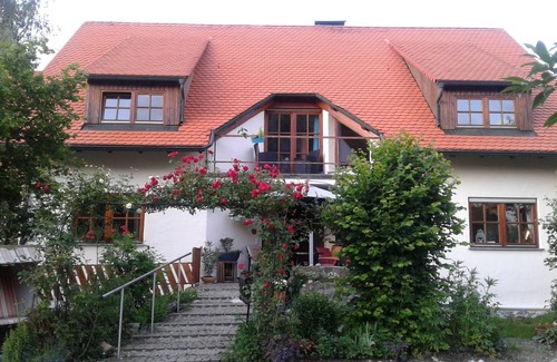 Unterwaldhausen Apartment | Bright apartment "In the Green" for 6-8 people near Lake Constance