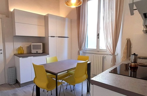 Santa Maria Novella Apartment | Bright Apartment a few steps from Duomo and Train Station. Wifi, A/C, W&D