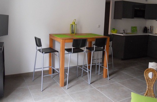 Coursan Apartment | Bright apartment Coeur de village