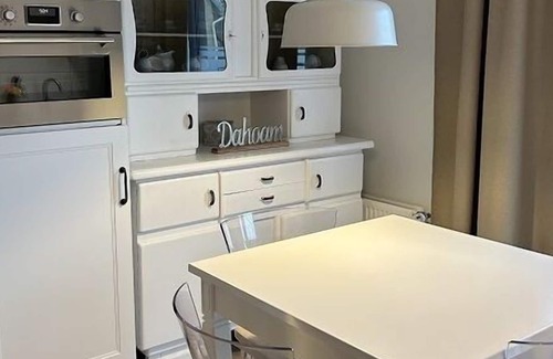 Hamburg-Barmbek Apartment | Bright apartment with a small, functional kitchen and a spacious dining area.