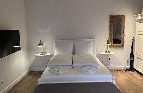 Hamburg-Barmbek Apartment | Bright apartment with a small, functional kitchen and a spacious dining area.