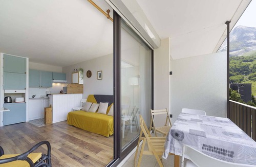 Eaux-Bonnes Apartment | Bright Apartment for 4 Near Ski Slopes - Balcony and Ski Locker