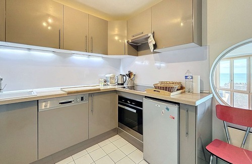 Granville Apartment | Bright apartment with elevator, balcony and free wifi in Granville