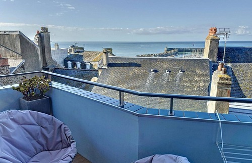 Granville Apartment | Bright apartment with elevator, balcony and free wifi in Granville
