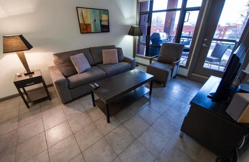 South Pandosy Apartment | Bright Apartment with Pool View #423