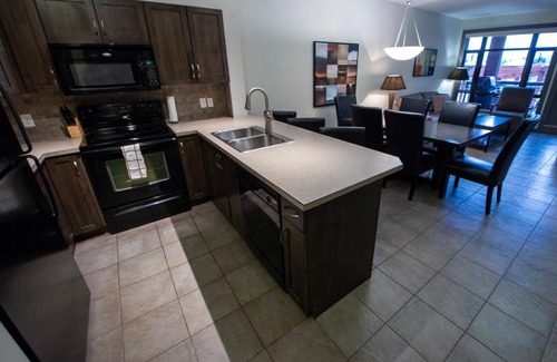 South Pandosy Apartment | Bright Apartment with Pool View #423