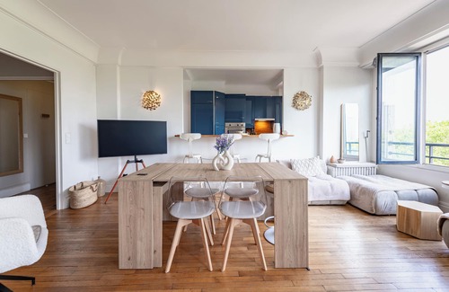 Montmartre Apartment | Bright apartment with stunning Eiffel Tower view