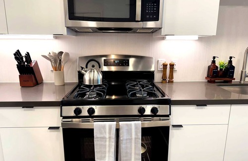 Lyon Street Apartment | Bright Apt 10 Min from Disneyland With Pool & GYM