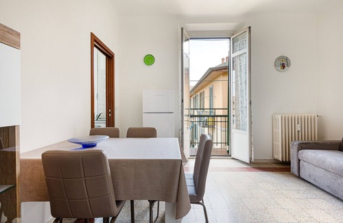 Segnano Apartment | Bright APT only 150m from Cà Granda M5 stop!