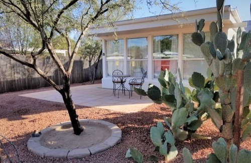 Palo Verde House | BRIGHT ARIZONA SUNROOM, near UofA/Banner/Midtown