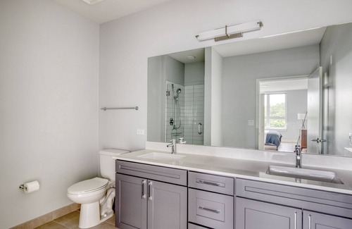 Arlington Heights Apartment | Bright Arlington Heights 2BR w/ Gym & W/D, near I-90, by Blueground