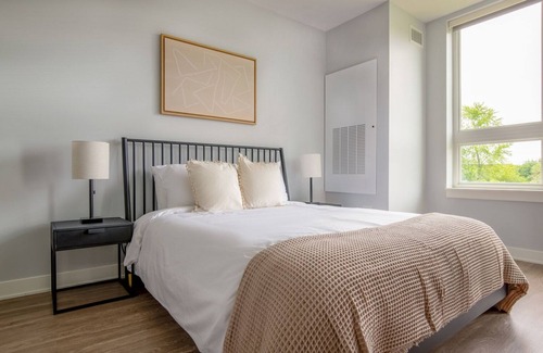 Arlington Heights Apartment | Bright Arlington Heights 2BR w/ Gym & W/D, near I-90, by Blueground