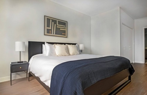 Arlington Heights Apartment | Bright Arlington Heights 2BR w/ Gym & W/D, near I-90, by Blueground