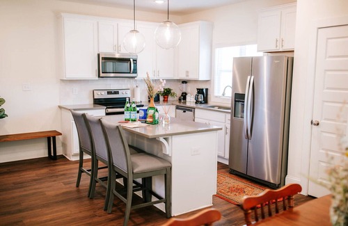 Athens House | Bright Artist's Cottage-Mins to DT,Campus,Stadium