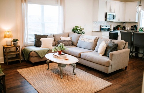 Athens House | Bright Artist's Cottage-Mins to DT,Campus,Stadium