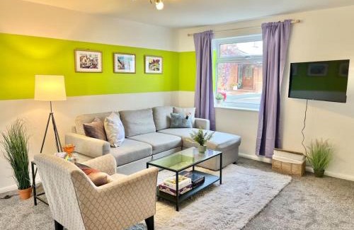 Saffron Walden House | Bright, artsy 3BR home with parking & long term stay