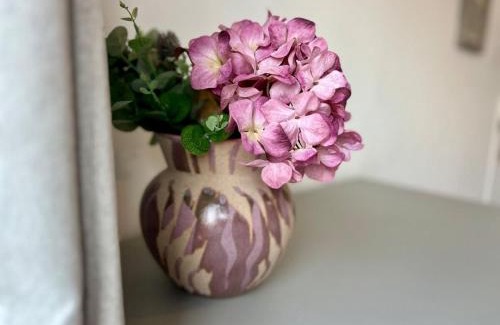 Saffron Walden House | Bright, artsy 3BR home with parking & long term stay