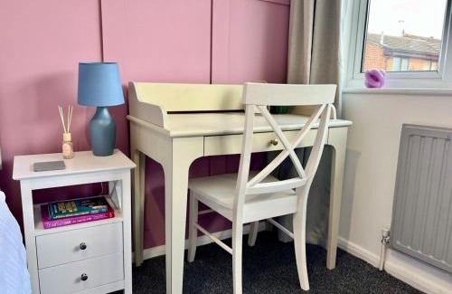 Saffron Walden House | Bright, artsy 3BR home with parking & long term stay