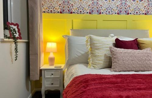 Saffron Walden House | Bright, artsy 3BR home with parking & long term stay