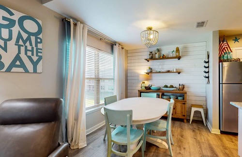 Harbor Oaks Condo | Bright Bayhouse condo with all-new interior & pool - near beach