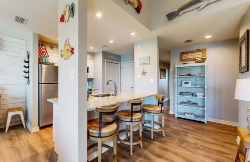 Harbor Oaks Condo | Bright Bayhouse condo with all-new interior & pool - near beach