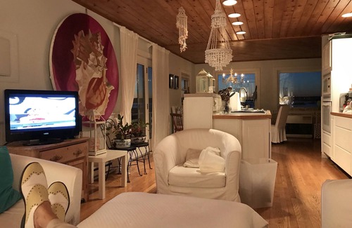 Biddeford Pool Cottage | Bright Beach Cottage, Waterviews, Dog Ok, Honeymoon, Weddings