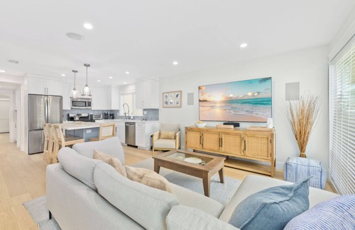 Balboa Peninsula Condo | Bright & Beachy Lower Unit – Steps to Balboa Pier