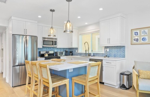 Balboa Peninsula Condo | Bright & Beachy Lower Unit – Steps to Balboa Pier