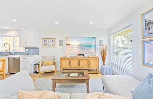 Balboa Peninsula Condo | Bright & Beachy Lower Unit – Steps to Balboa Pier