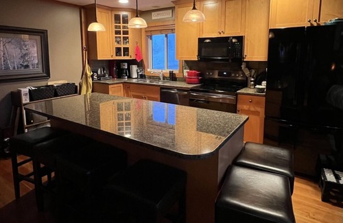 Snow Pine Estates House | Bright & Beautiful 4-bedroom Condo with Private Hot Tub