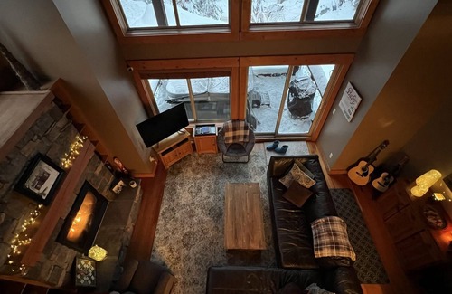 Snow Pine Estates House | Bright & Beautiful 4-bedroom Condo with Private Hot Tub