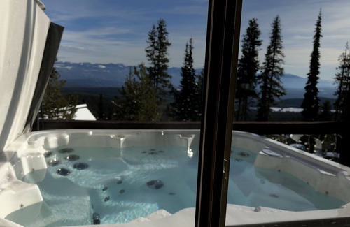 Snow Pine Estates House | Bright & Beautiful 4-bedroom Condo with Private Hot Tub