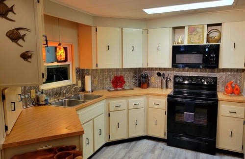 Edgewater House | Bright, Beautiful and Clean Intracoastal Home
