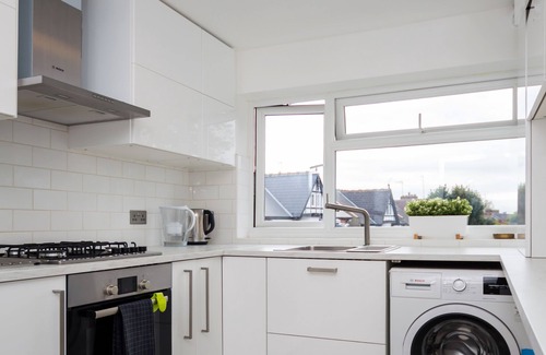 Ealing Apartment | Bright & Beautiful Apt, Ealing Broadway, London!
