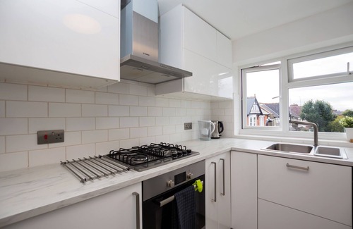Ealing Apartment | Bright & Beautiful Apt, Ealing Broadway, London!