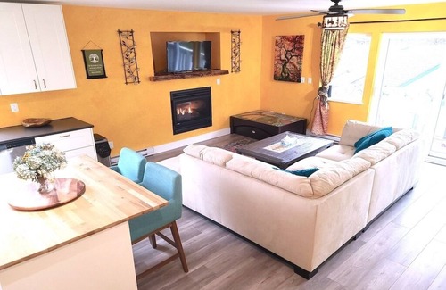Brackendale Apartment | Bright, Beautiful Guesthouse in Sunny Brackendale