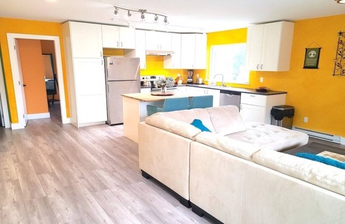 Brackendale Apartment | Bright, Beautiful Guesthouse in Sunny Brackendale