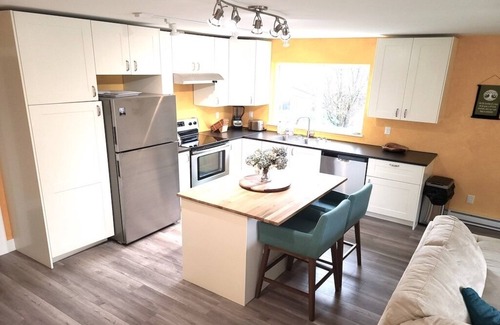 Brackendale Apartment | Bright, Beautiful Guesthouse in Sunny Brackendale