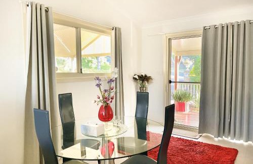 Kelmscott Ski Chalet | Bright & Beautiful Home On The Hills!