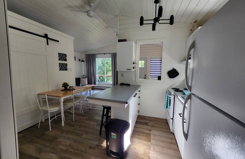 Grand Beach Cabin | Bright & Blue Grand Beach beach house!