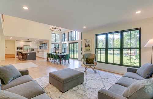 Bluemont House | Bright Bluemont Home w/On-Site Pond & Mtn Views!