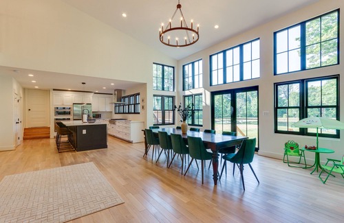 Bluemont House | Bright Bluemont Home w/On-Site Pond & Mtn Views!